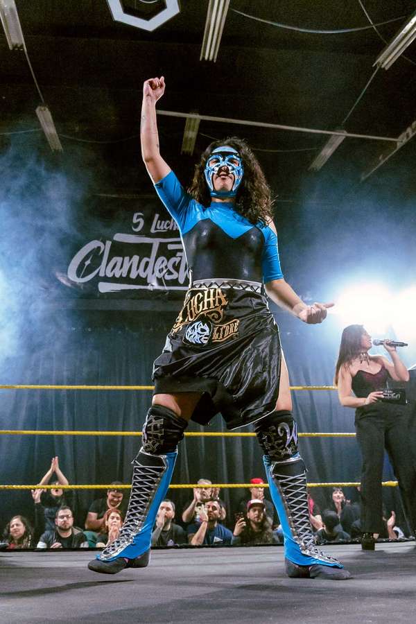 Alissa Web levantando su brazo en el centro del ring