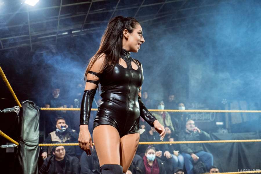 Alexandra arriba del ring con asistentes a su espalda