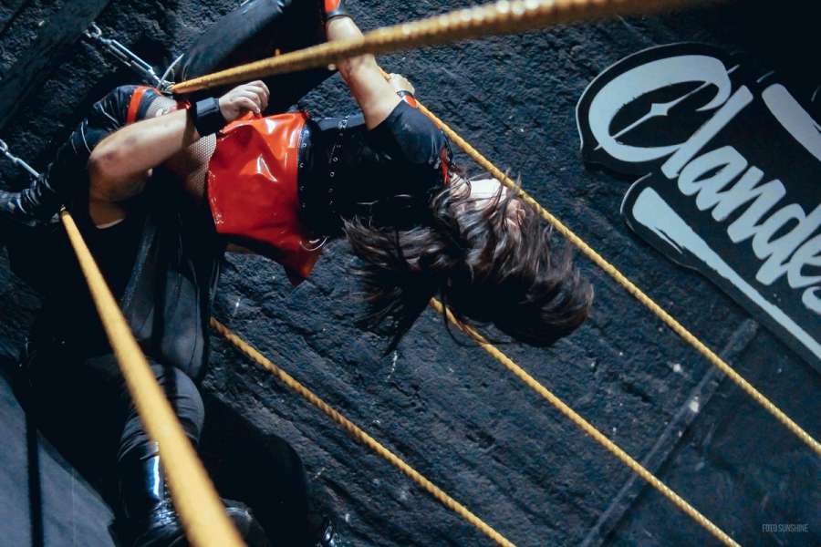Kristy ejecutando la Vulva Furiosa contra Da Silva