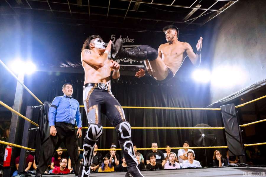 Dylan aplicando una dropkick a Fear