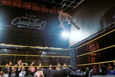 Limite volando con una plancha hacia su rival en el centro del ring