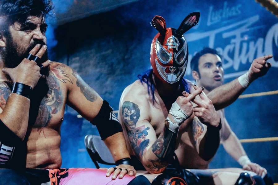 Anarko en el centro del ring junto a Alcold y Guanchulo