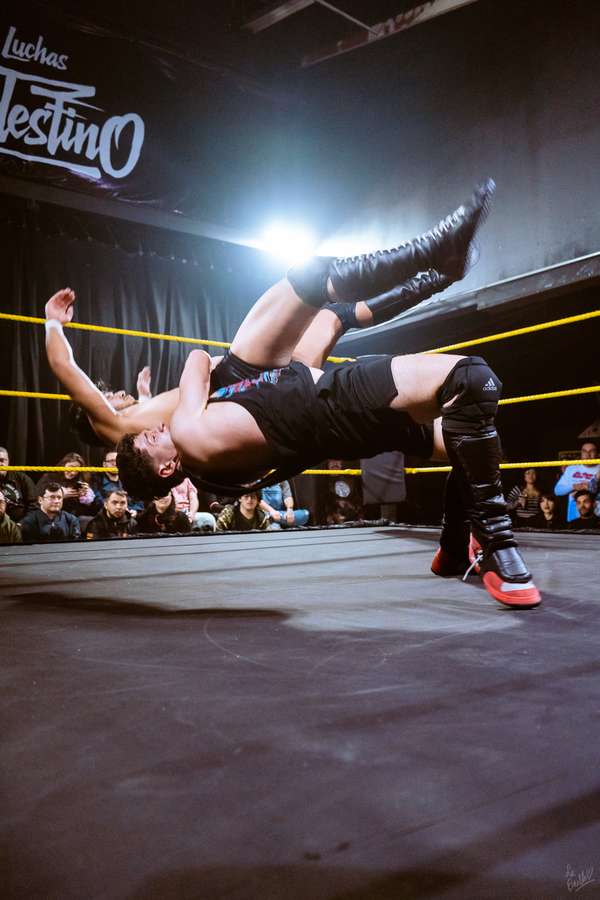 Eric Fox dando un suplex aleman