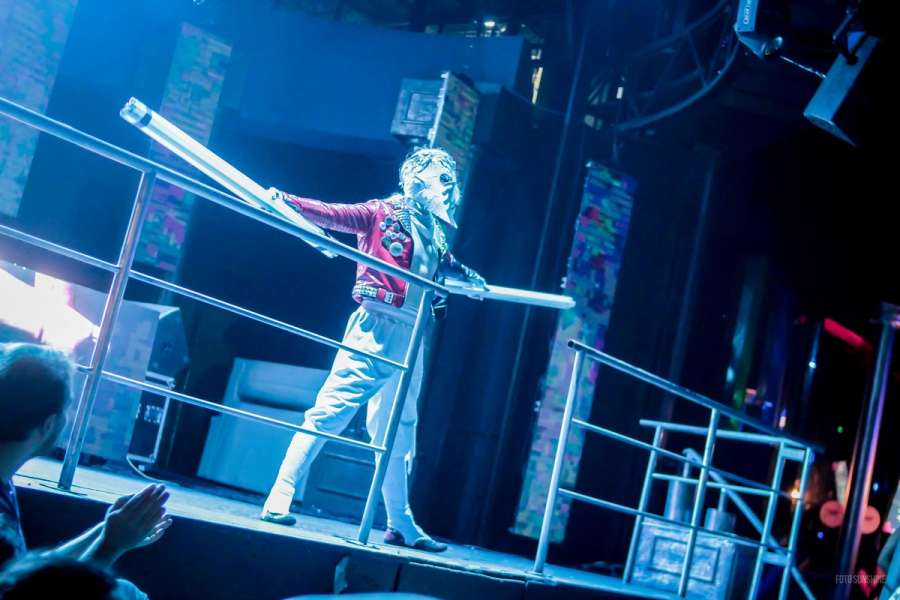 Anarko en el escenario con tubos en sus manos