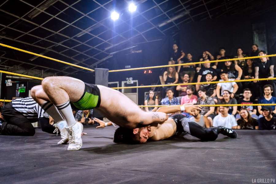 Garate aplicando llave de rendición a Zack Over