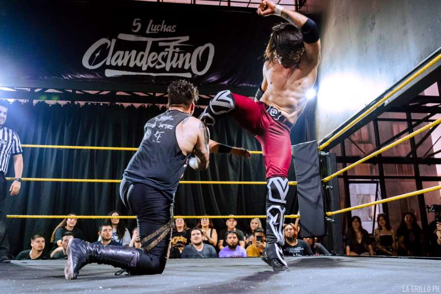 Fear dandole una patada al pecho a Billy Rocka en el centro del ring