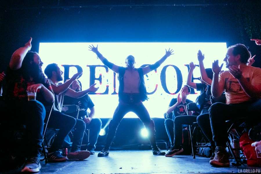 Rencor saliendo de camarines en dirección al ring, a su espalda una pantalla led con su nombre