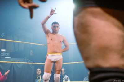 Cooper levantando la mano en una esquina del ring