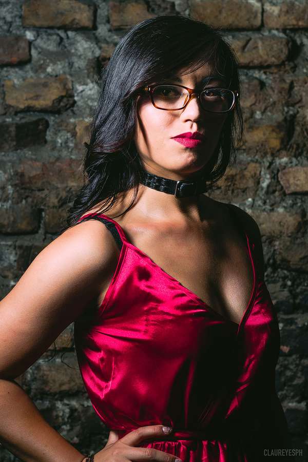 Natalia con vestido rojo frente a la cámara
