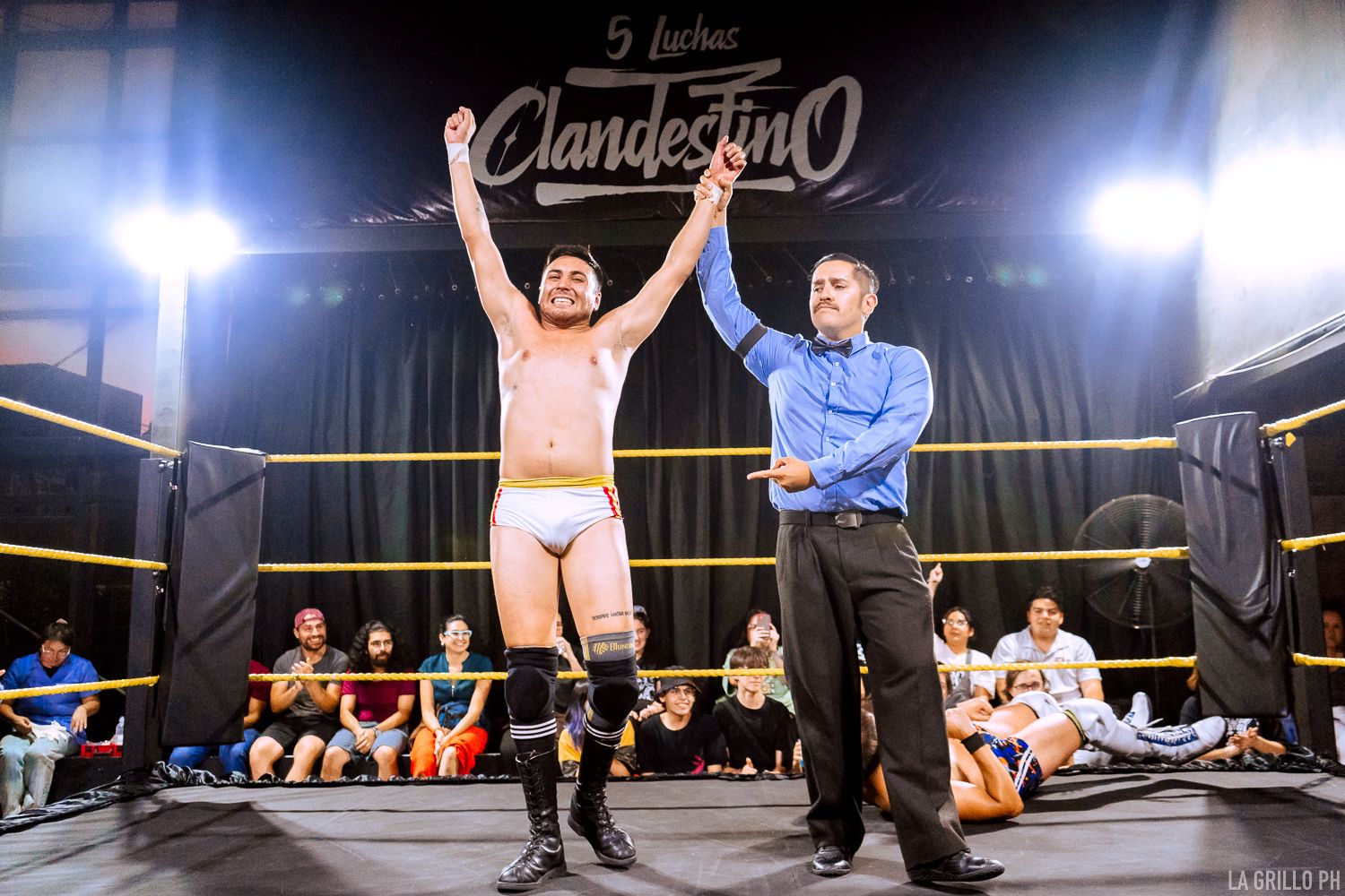 Cooper celebra su primera victoria en el ring de 5 Luchas Clandestino