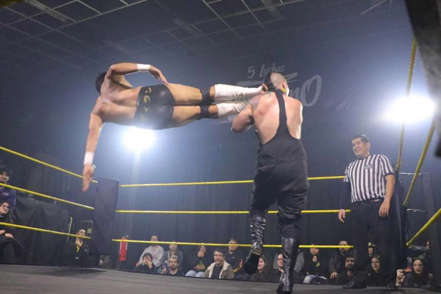 Dylan aplicando dropkick a la cara de Prosciutto