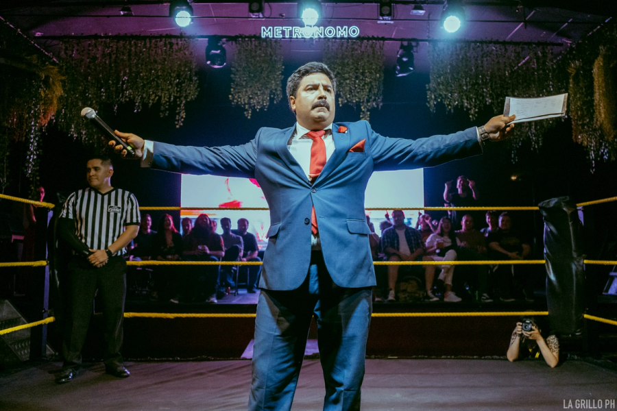 Jua Ignacio en el centro del ring con los brazos abiertos
