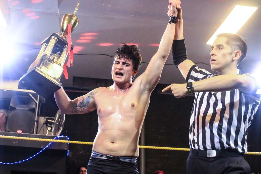 Billy Rocka levantando la copa de ganador del Torneo Peso Liviano 2018