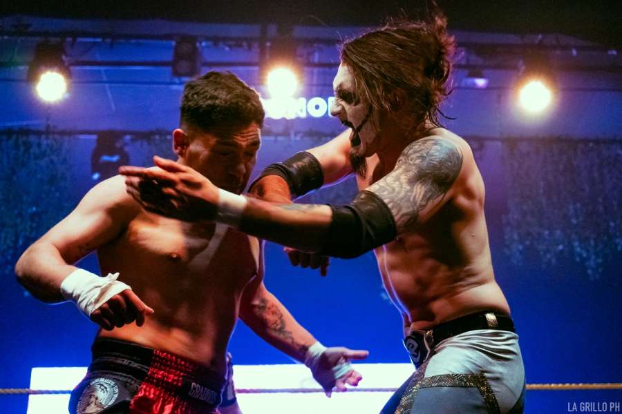 Fear dandole un antebrazo a Mauri Parker