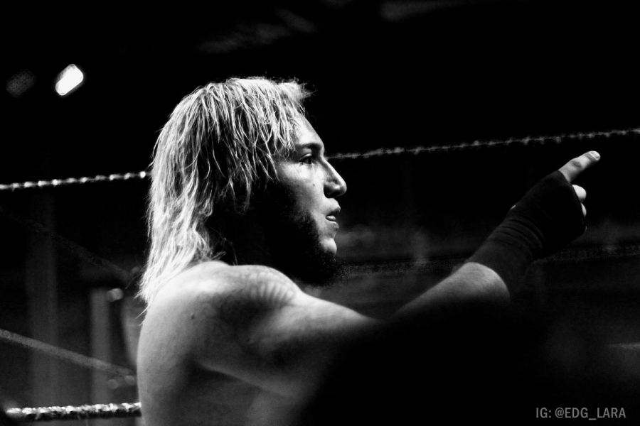 Alessandro apuntando en una imagen en blanco y negro