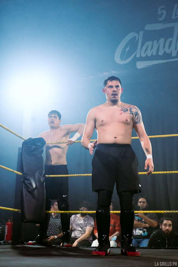Cris dentro del ring y en su esquina su compañero Eric Fox