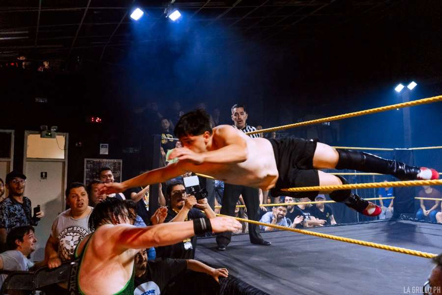 Eric lanzandose fuera del ring entre la segunda y tercera cuerda