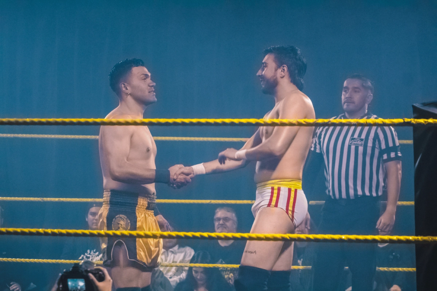 Mauri Parker y Cooper estrechando sus manos antes del combate