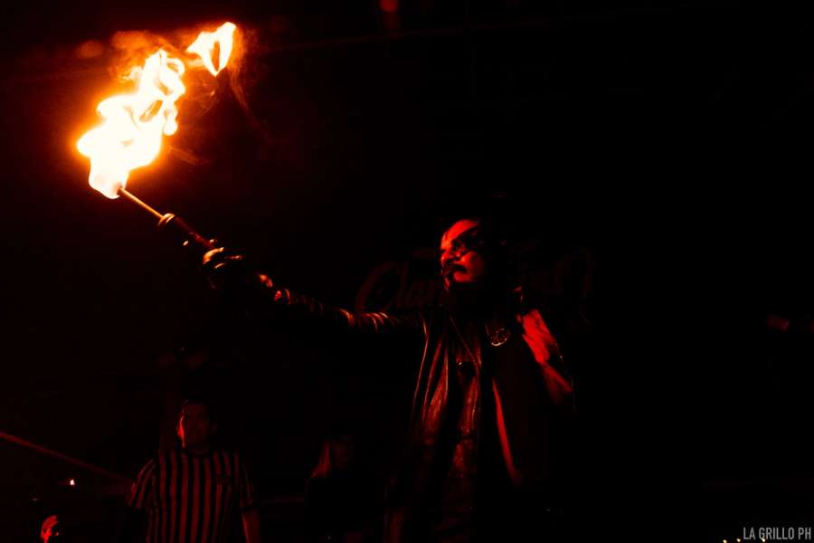 Azagoth arriba del ring con una antorcha en su mano