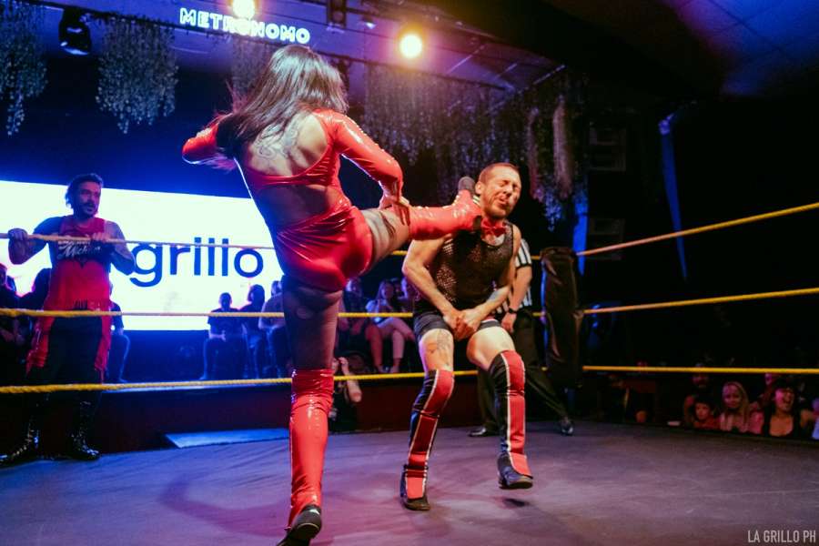 Alexandra dandole una bota en la cara a Límite