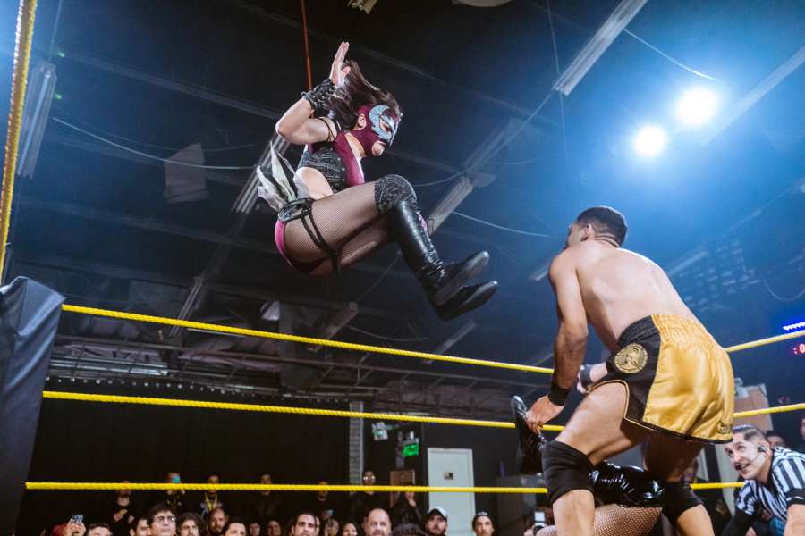 Zatara en medio vuelo para aplicar dropkick