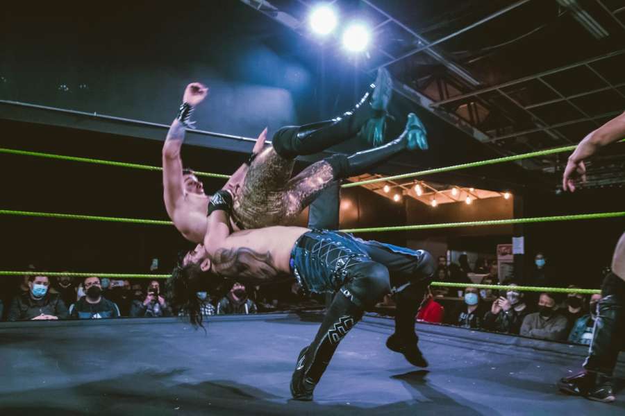 Alcold aplicando un suplex a Nacho Hernandez