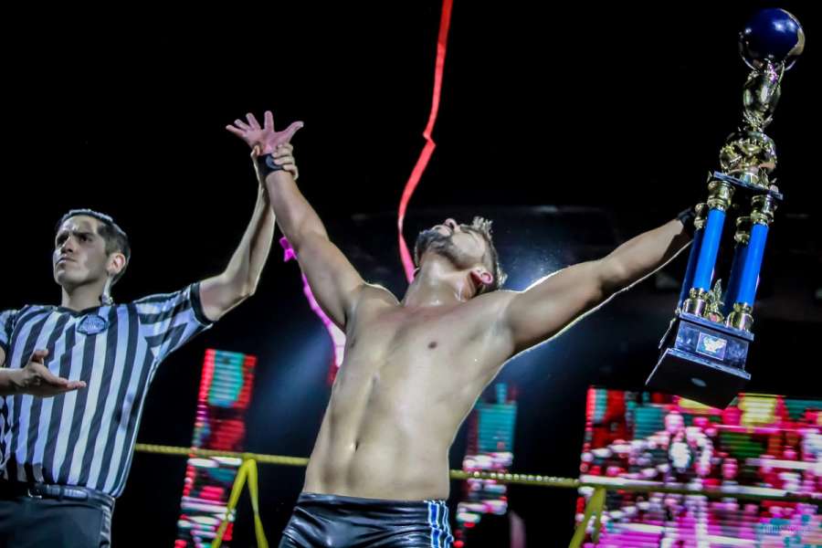 Mr. Keyton levantando la copa de ganador de Rey Clandestino 2019