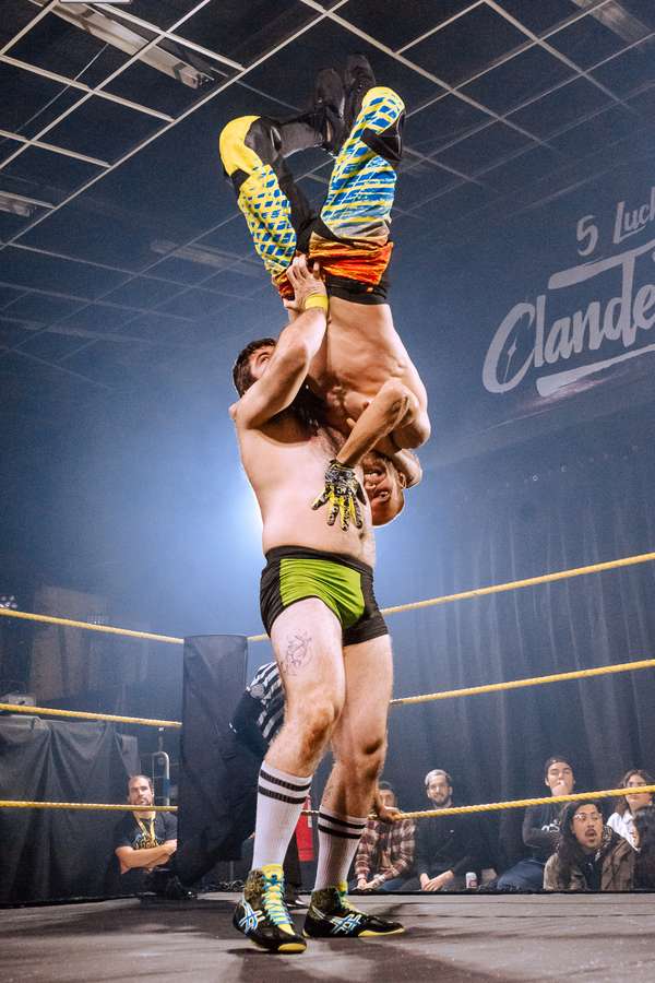 Gárate aplicando un suplex bandera a Bobby Flaco