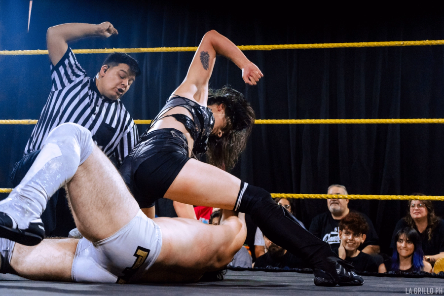 Riley golpeando a su rival en el suelo