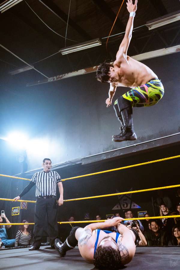 Zack Over volando hacia el pecho de Máximo