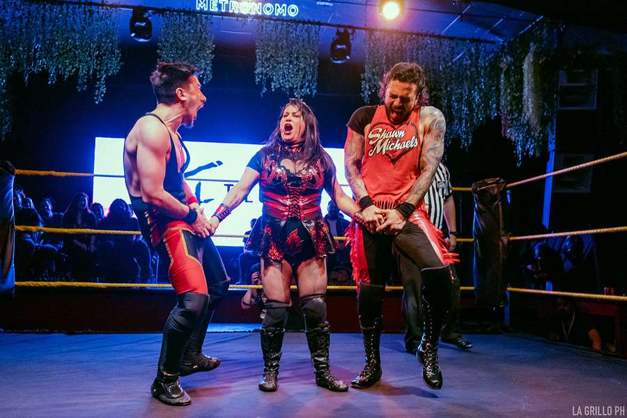 Kristy toma de los genitales a Owen y Axel