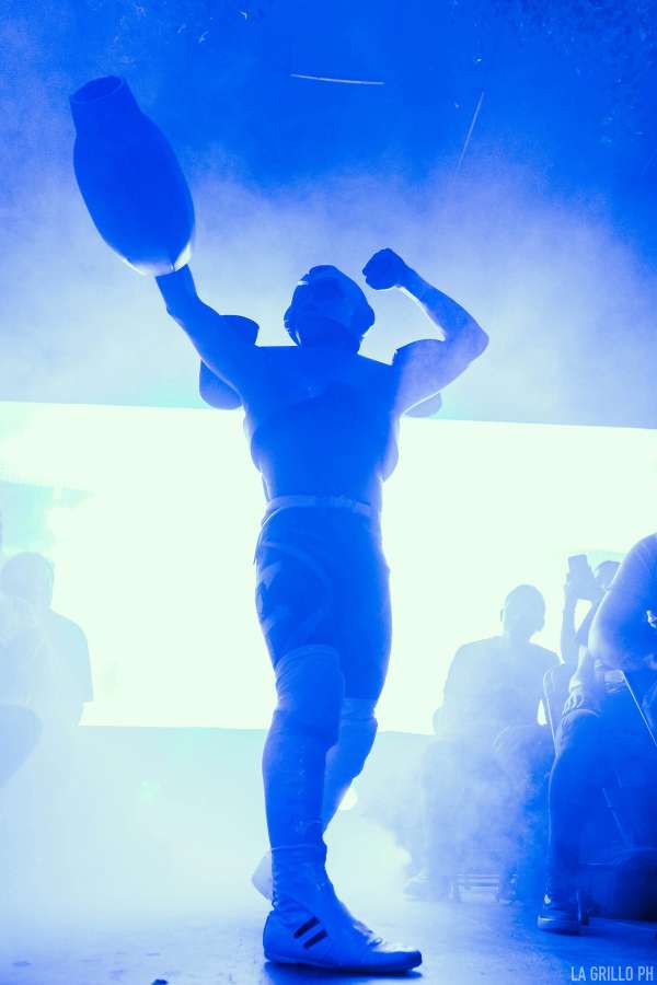 Zack posando a contra luz con un traje de Mega Man