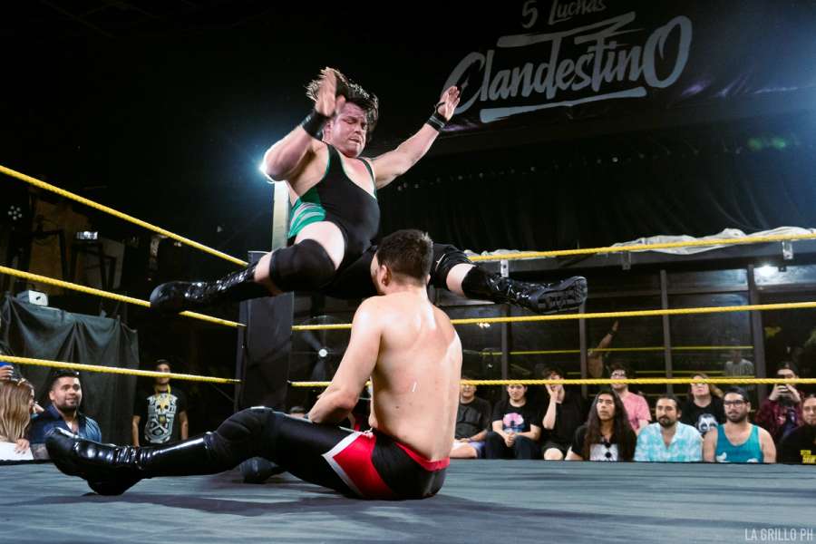 Engranaje Jack golpeando con su rodilla a su rival en el centro del ring