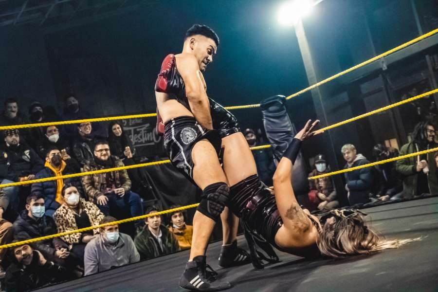 Mauri Parker intentando aplicar su llave cangrejo a Sara Phoenix en el centro del ring