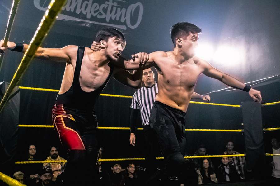 Juan lanzando del cuello a Owen