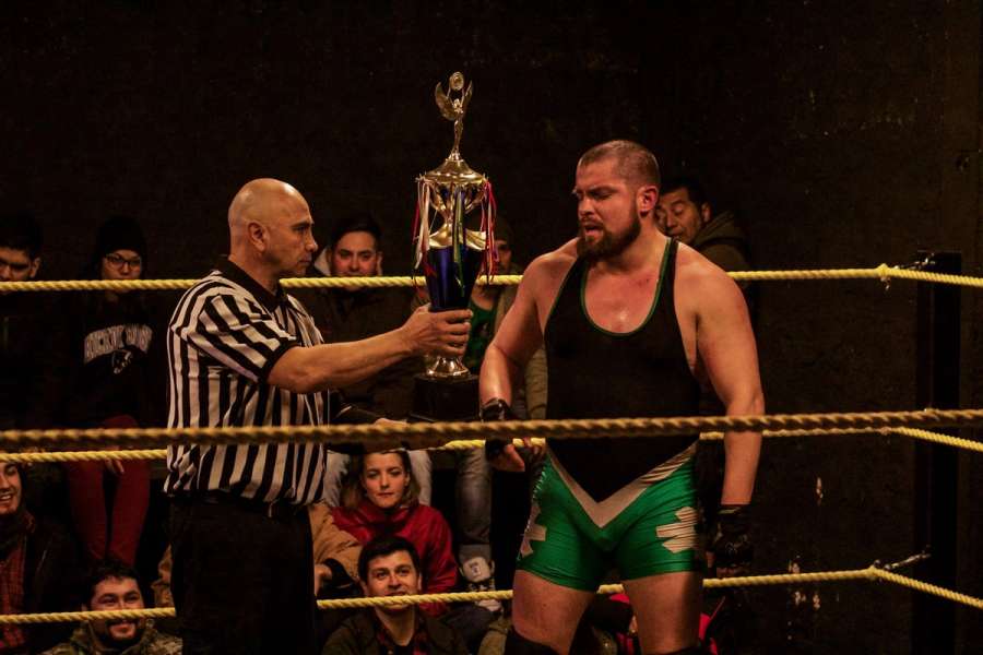 Engranaje Jack recibiendo la copa de ganador del torneo peso pesado 2017 de la lucha libre chilena.