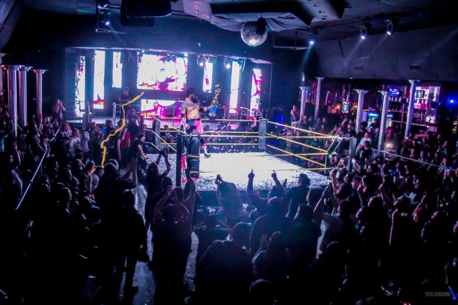 Alcold levantando la copa del Torneo DeathMatch - 03.11.2018 - Club M Santiago