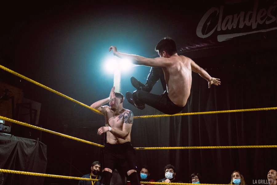 Juan aplicando una dropkick
