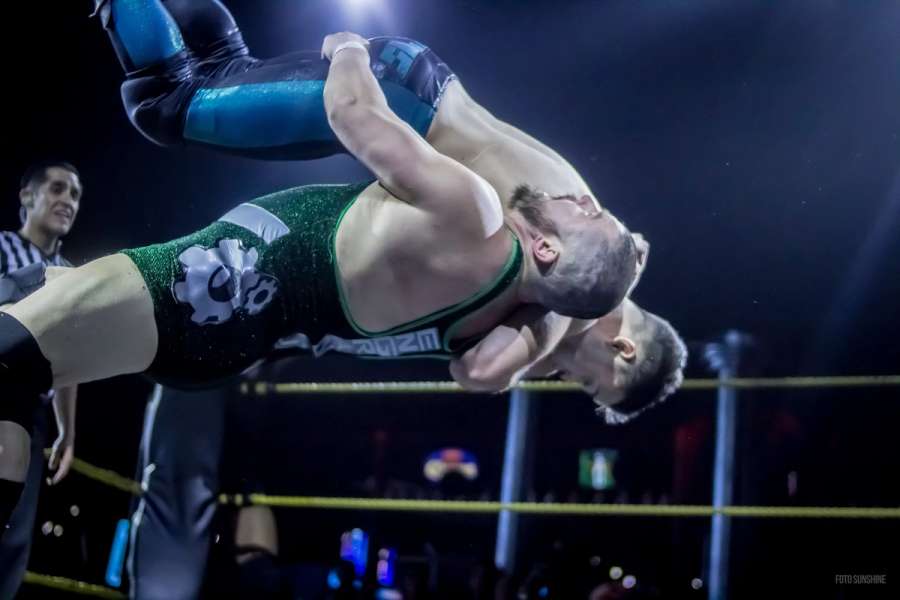 Engranaje Jack aplicando un suplex a Guanchulo