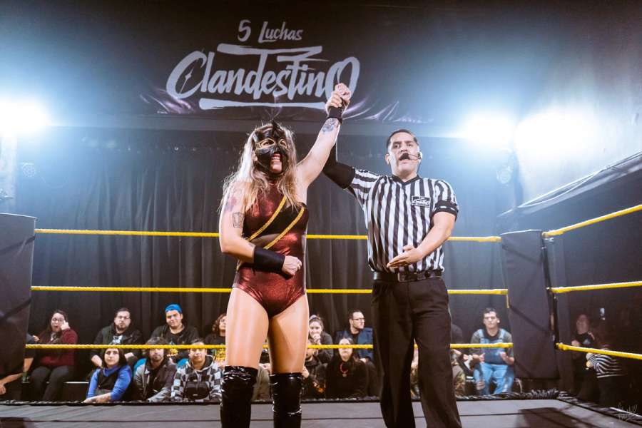 Ivan Navarro declarando ganadora a Sara Phoenix