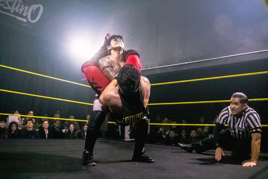 Jin Kyle y Eric Fox forcejeando