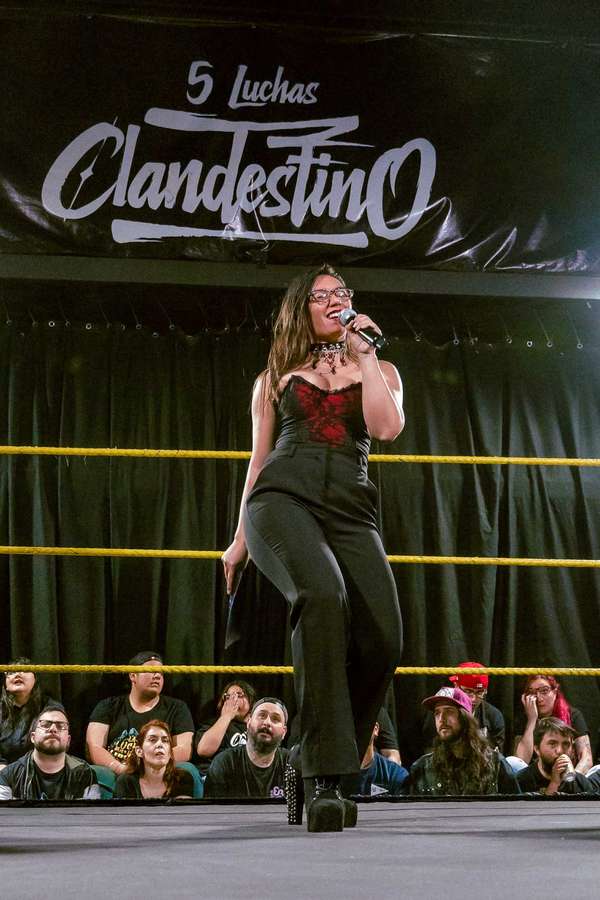Natalia Stack en el centro del ring