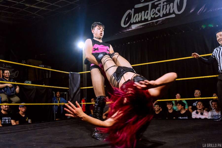 Camilove girando a Divina desde sus piernas
