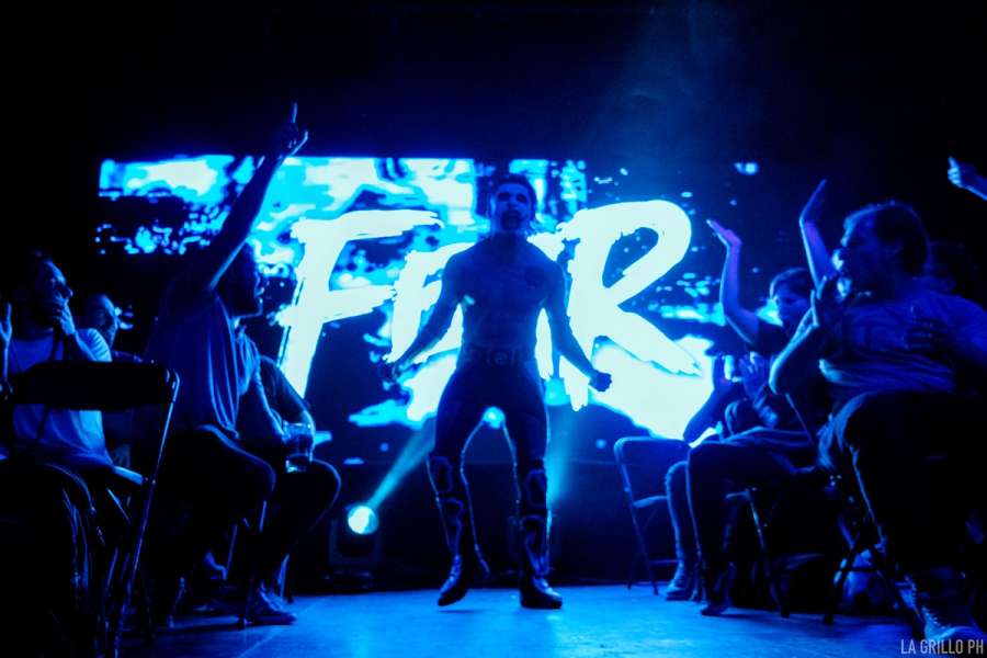 Fear camino al ring con asistentes apoyandolo a su alrededor