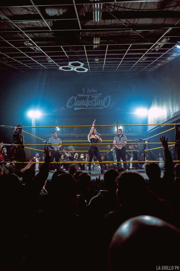 Natalia en el centro del ring en un bóveda euforica 