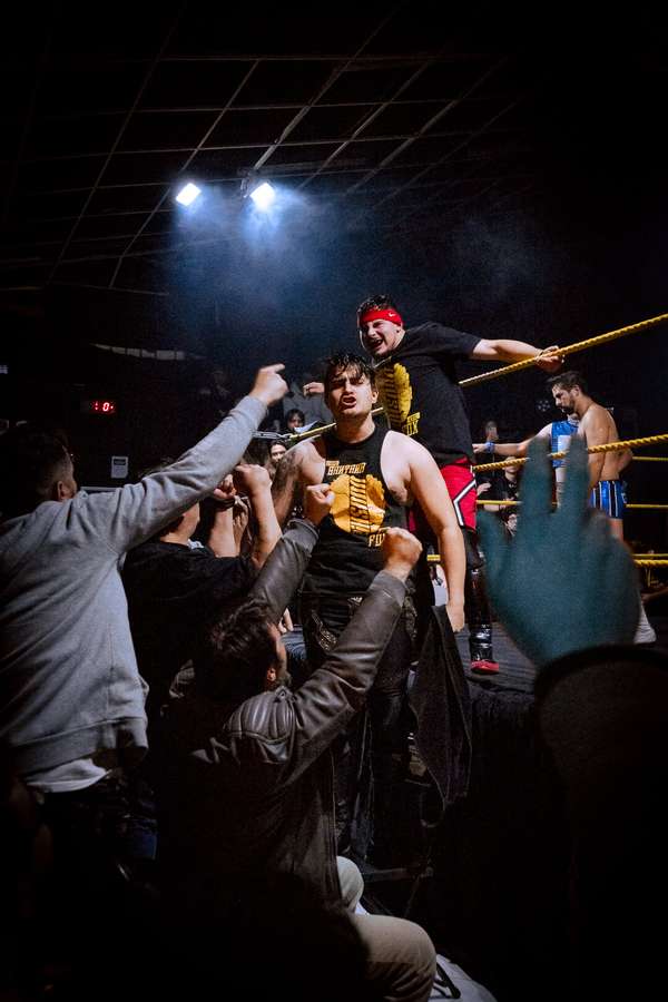 Billy Rocka y Cris Santana haciendo su ingreso al ring