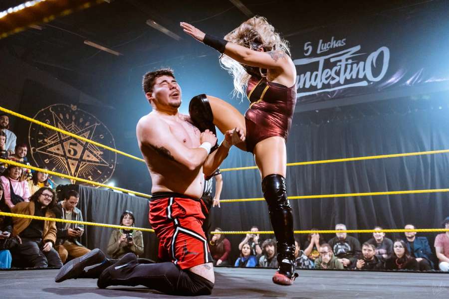 Sara Phoenix dando rodillazo a Cris Santana