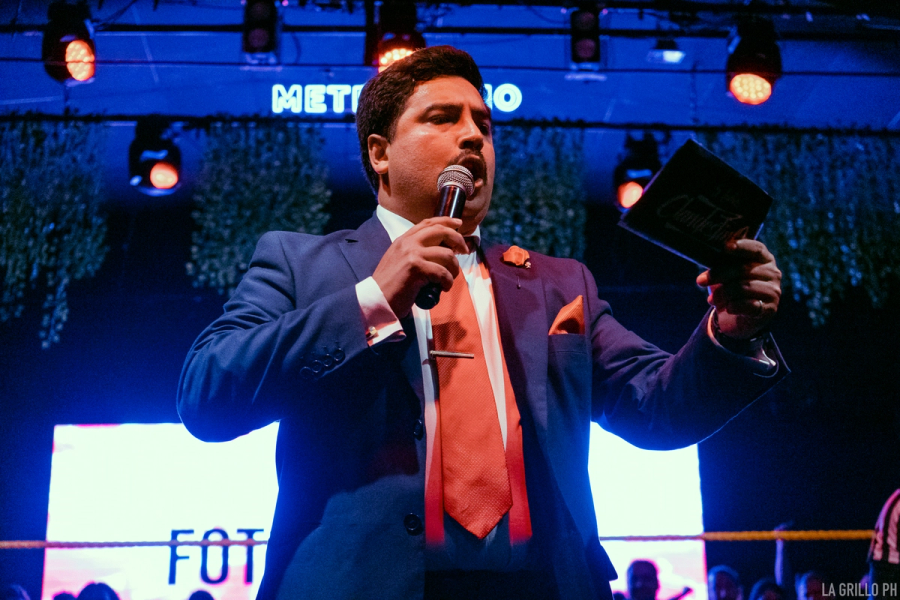 Juan Ignacio presentando en medio del ring 