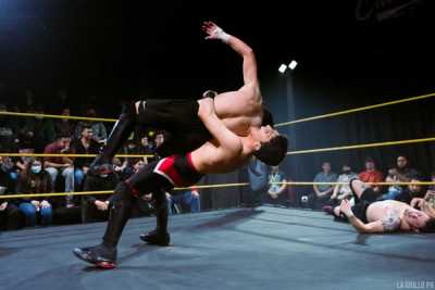Nacho haciendo un suplex a Eric Fox en el centro del ring