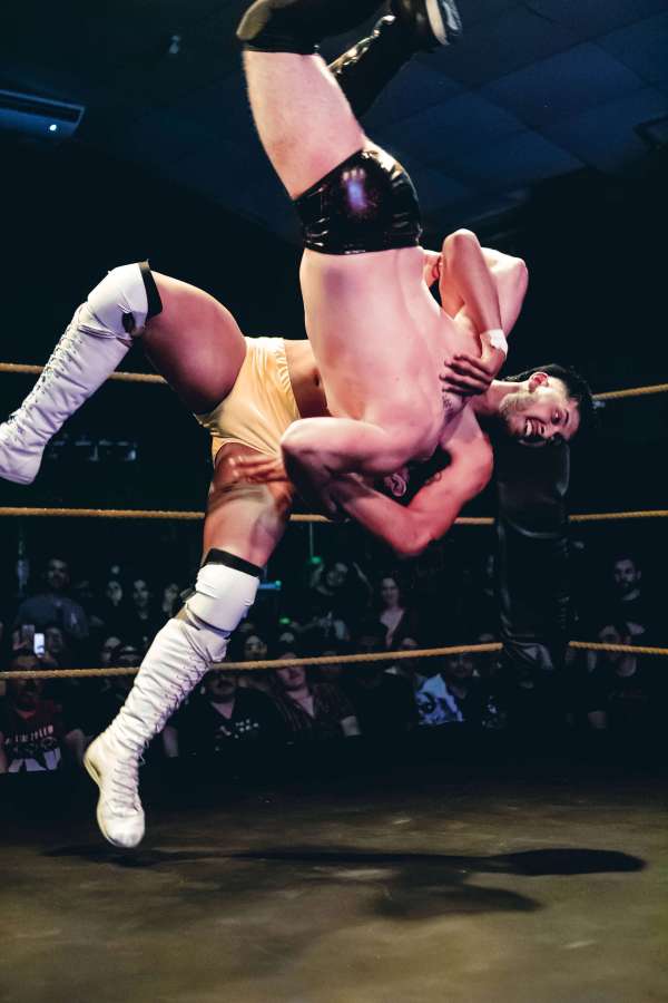 Dylan aplicando su butterfly suplex